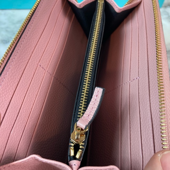 NWOT Authentic Versace V Grainy Calf Leather Soft Pink Zip Around Long Wallet - Picture 7 of 7